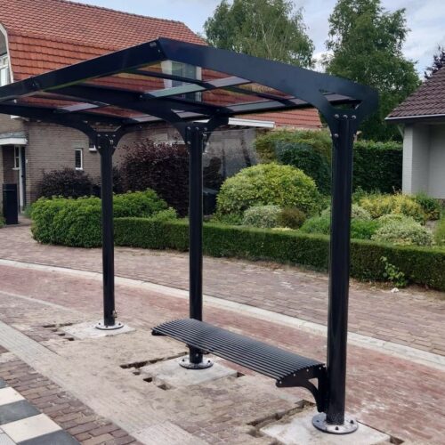 Bushokje model Monaco 41 Voor extra functionaliteit is de bushalte Monaco optioneel uit te rusten met gedeeltelijke zijwanden van veiligheidsglas, een geïntegreerde zitbank of een stevige leunstang aan de achterwand. Deze staat in Alphen Chaam